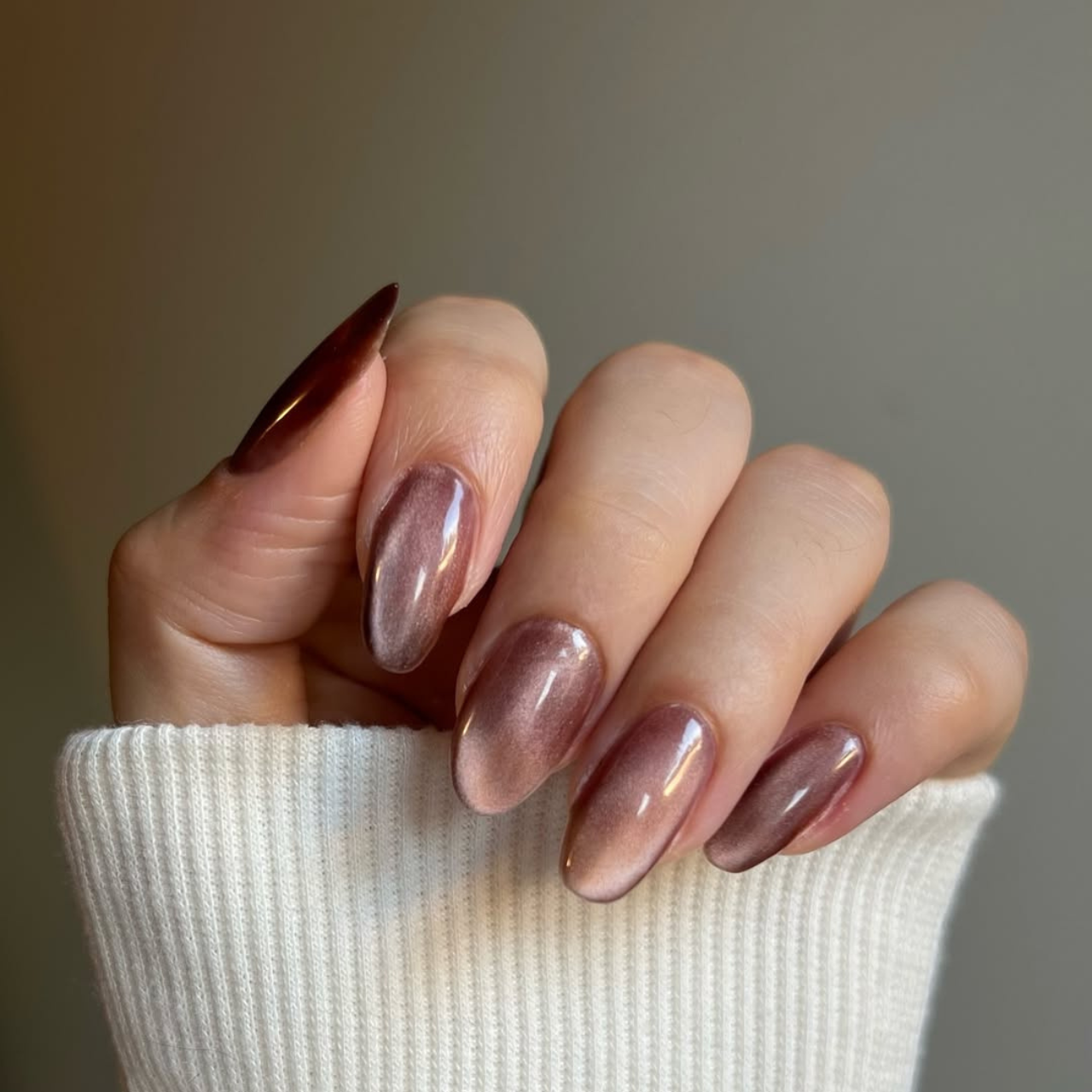 Cat-Eye Glossy Rose Gold Brown Cat-Eye Medium Oval Cat-Eye Glossy Rose Gold Brown Cat-Eye Medium Oval — Winter Acrylic Nail Colors