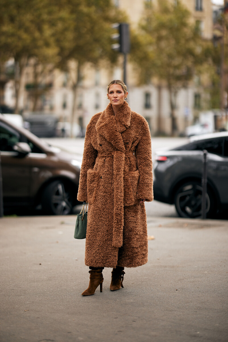 Belted Oversized Teddy Coat with Suede Boots and Green Bag — Teddy Coat Outfits