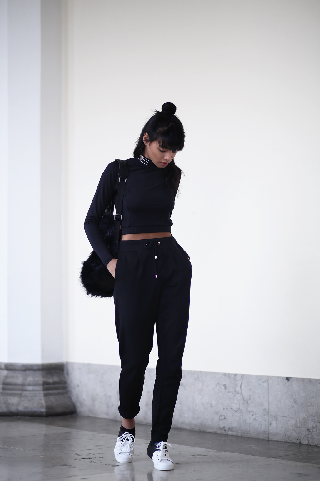 Long-Sleeve Crop Top and Joggers: Chic Black Athleisure Long-Sleeve Crop Top and Joggers: Chic Black Athleisure — Winter Athleisure Outfits