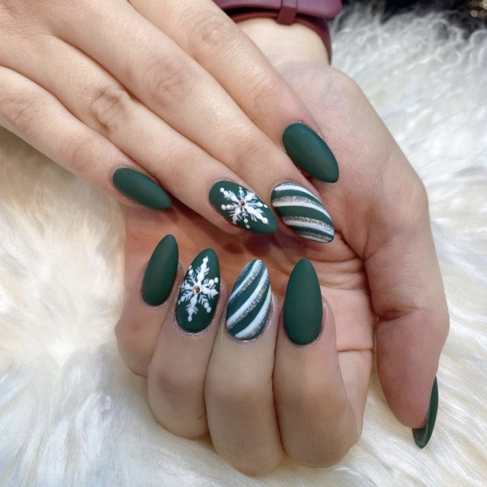 Deep Matte Green Winter Scene Accents Deep Matte Green Winter Scene Accents — Winter Green Nails