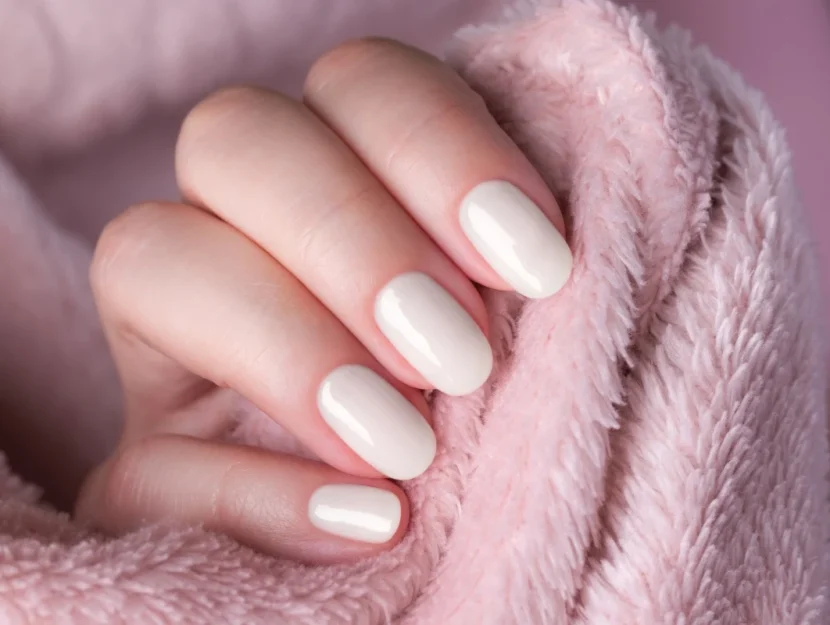 Pale Off-White Glossy Medium Oval Nails Pale Off-White Glossy Medium Oval Nails — Winter Nail Colors for Pale Skin