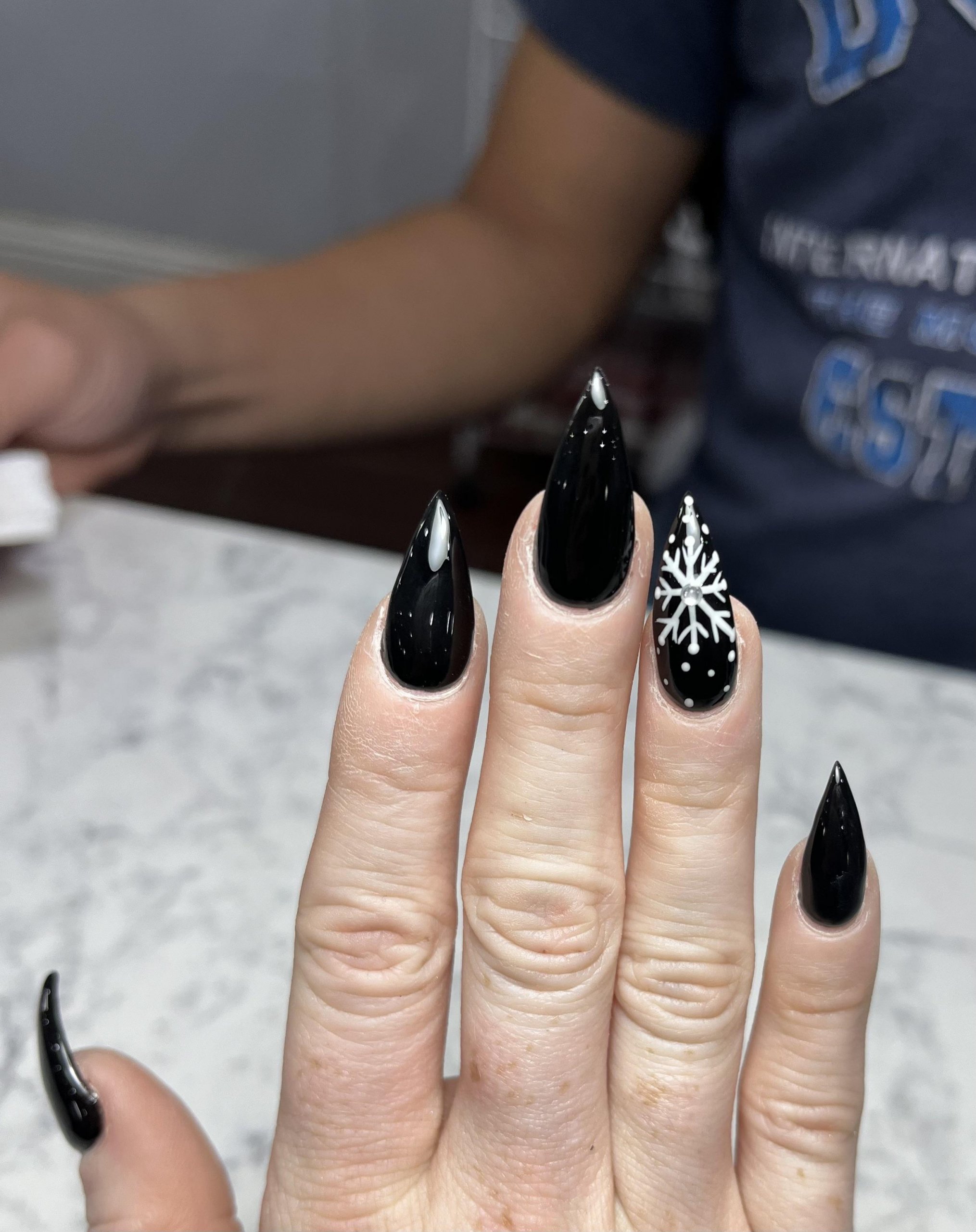 Opaque Black Stiletto with Snowflake Art Opaque Black Stiletto with Snowflake Art — Winter Stiletto Nails