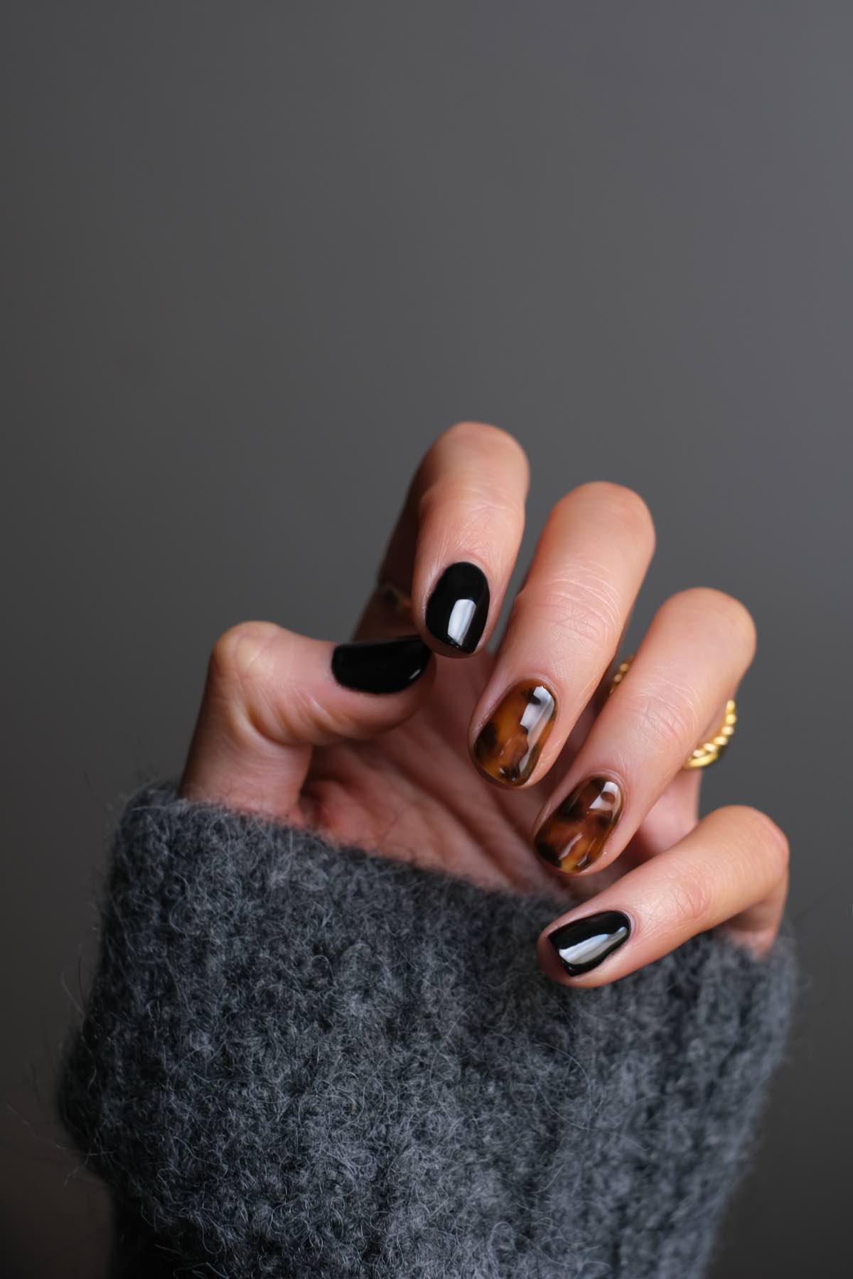 Subtle Shimmer Dark Chocolate Oval Nails Subtle Shimmer Dark Chocolate Oval Nails — Dark Winter Nails