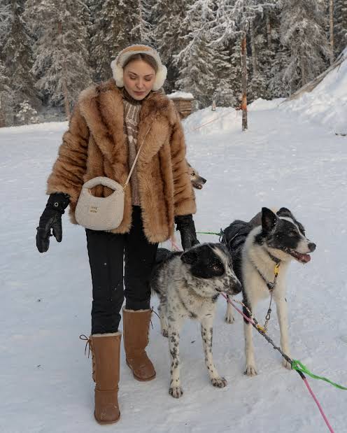 Faux Fur Coat with a Knit Sweater and Boots Faux Fur Coat with a Knit Sweater and Boots — Apres Ski Outfits