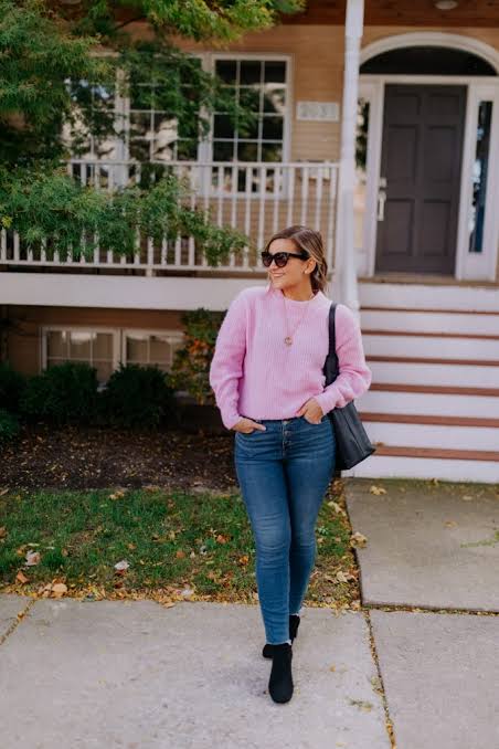 Black Ankle Boots with Bright Pink Sweater and Blue Skinny Jeans Black Ankle Boots with Bright Pink Sweater and Blue Skinny Jeans — Ankle Boots Outfits