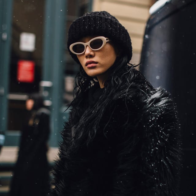 Black Beanie with Faux Fur Coat for Evening Black Beanie with Faux Fur Coat for Evening — Beanie Outfits