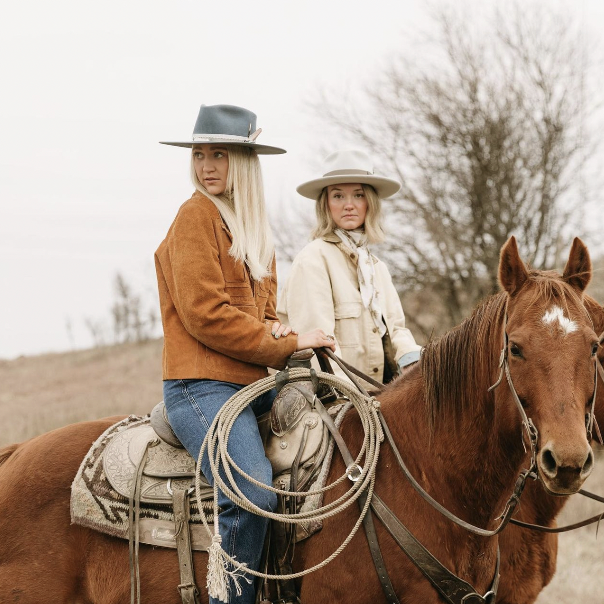 Suede Jacket and Cowboy Hats for Equestrian Western Style — Western Winter Outfits