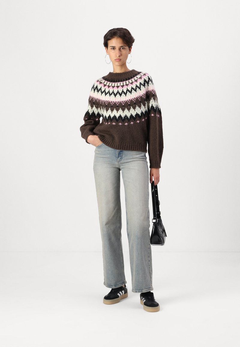 Brown Fair Isle Sweater with Straight Leg Jeans and Black Sneakers Brown Fair Isle Sweater with Straight Leg Jeans and Black Sneakers — Fair Isle Sweater Outfits