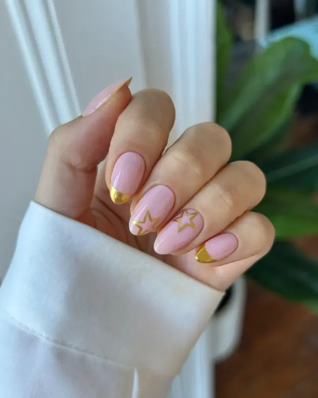 Medium Oval Gold Tips with Star Accents — Winter French Tip Nails