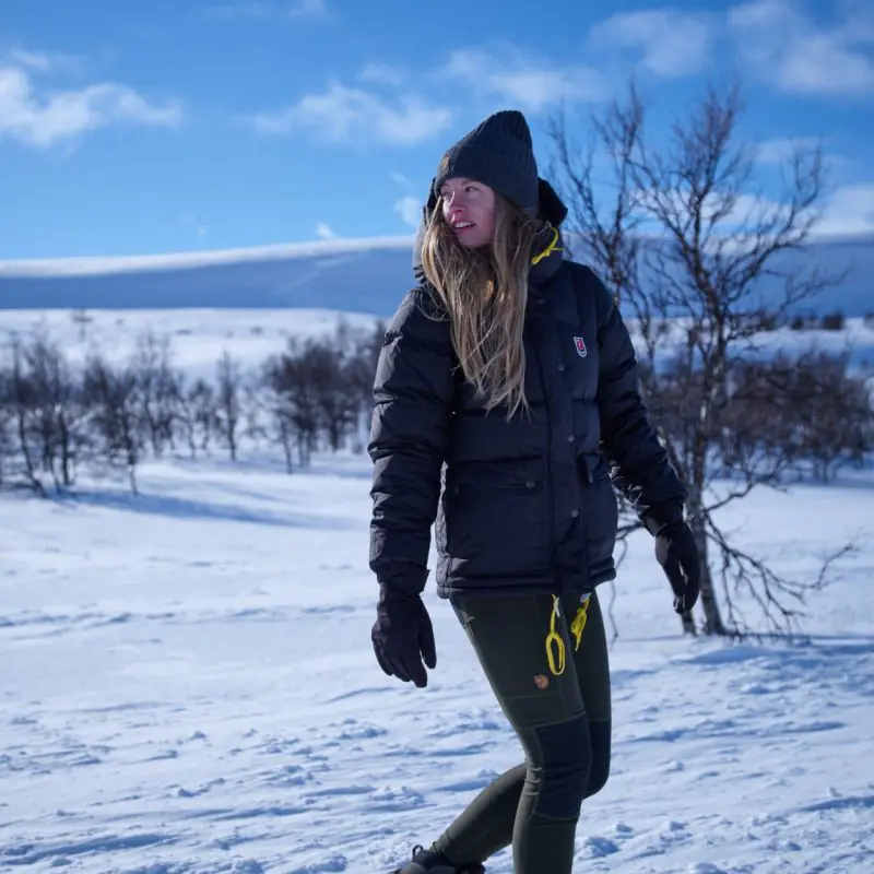 Dark Grey Puffer Jacket and Green Hiking Pants Dark Grey Puffer Jacket and Green Hiking Pants — Winter Hiking Outfits
