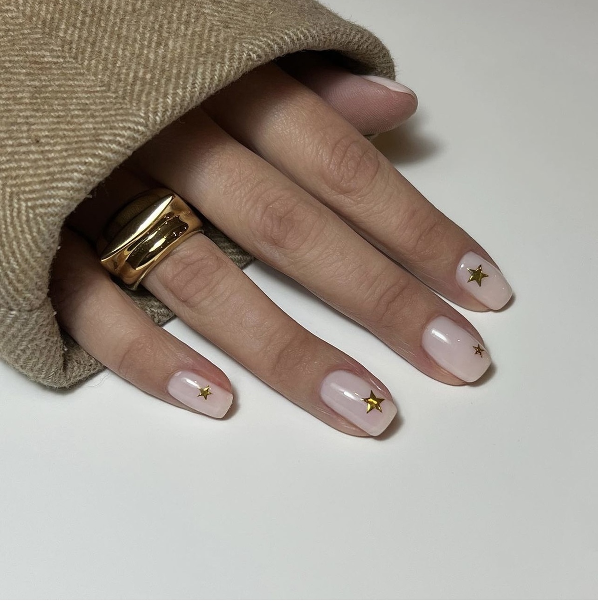 Small Gold Star Charms On Accent Nails Visual Idea — Short Winter Gel Nails