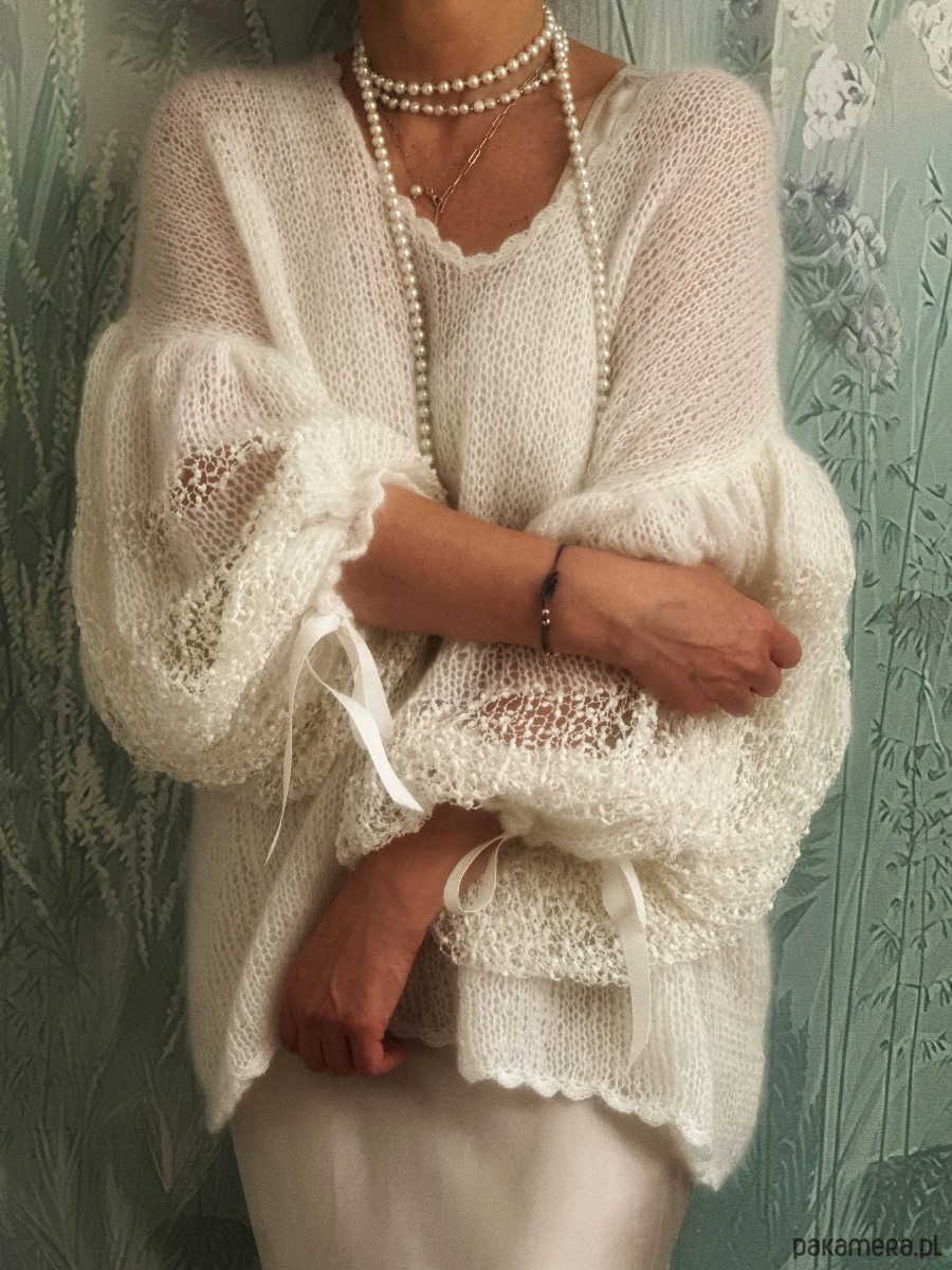 Voluminous Lace-Trim Cardigan for Cozy Texture Voluminous Lace-Trim Cardigan for Cozy Texture — Boho Winter Outfits
