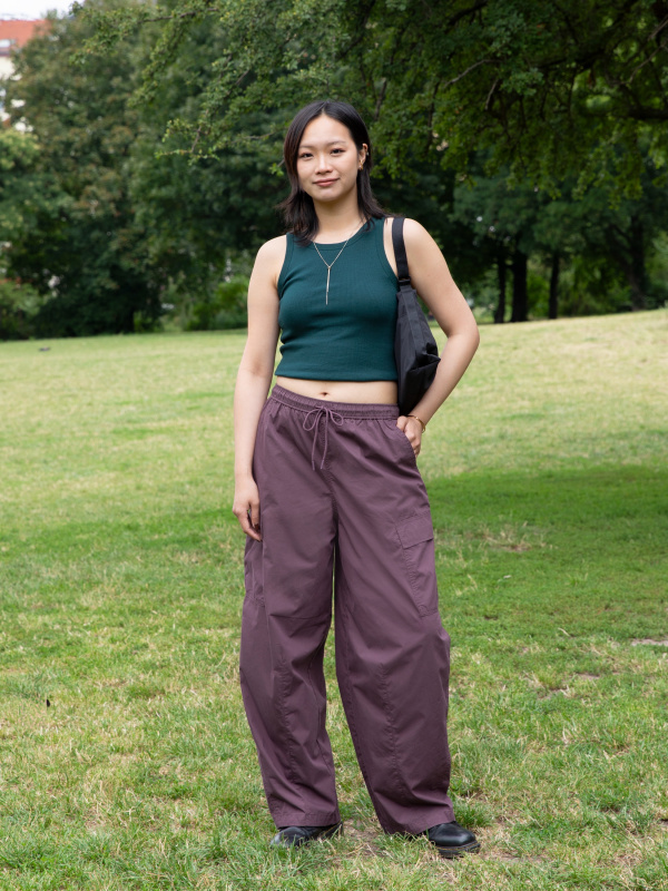 Vibrant Cargo Pants for a Casual Day Out Vibrant Cargo Pants for a Casual Day Out — Sweatpants Outfits