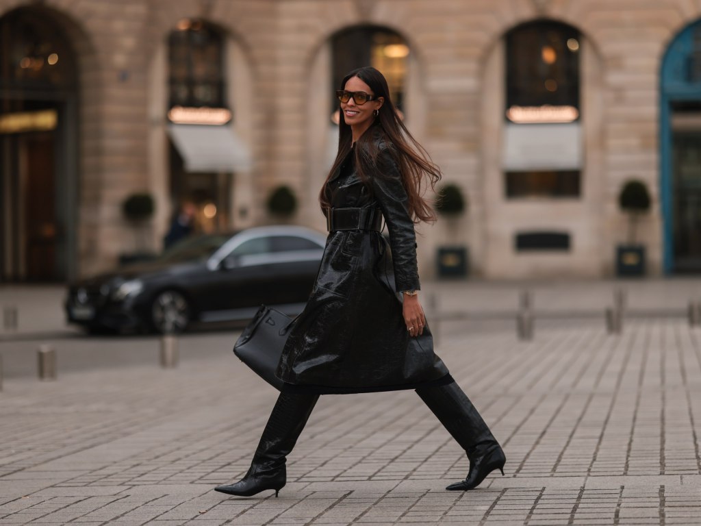 Chic Patent Leather Trench Coat for City Excursions Chic Patent Leather Trench Coat for City Excursions — Europe Winter Outfits