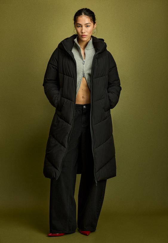 Monochromatic Black Puffer with a Pop of Red Monochromatic Black Puffer with a Pop of Red — Long Puffer Coat Outfits
