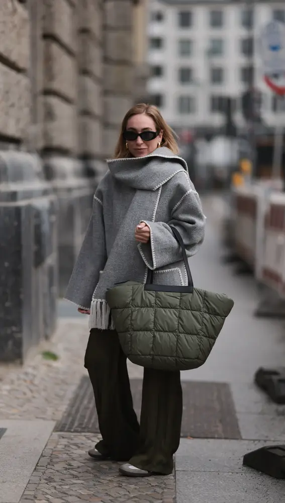 Abrigos con bufanda incorporada: la tendencia más práctica y elegante del invierno