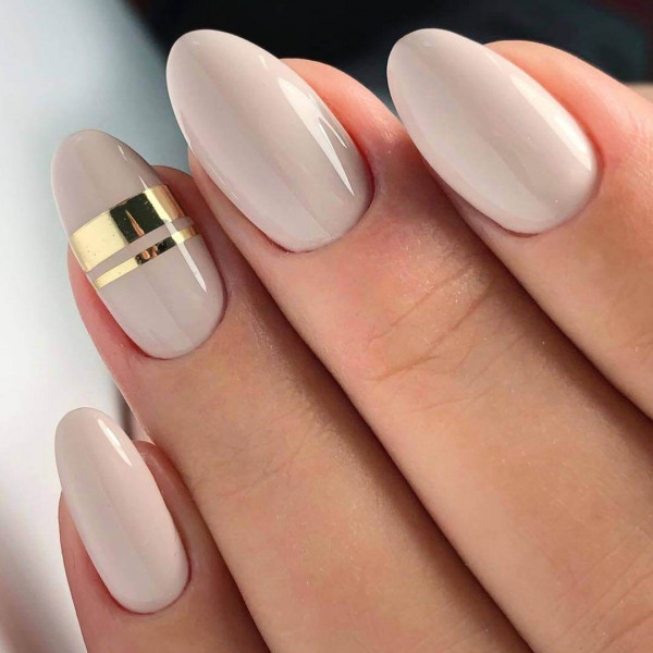 Gold Foil Stripe On Accent Nail Visual Idea — Winter Oval Nails