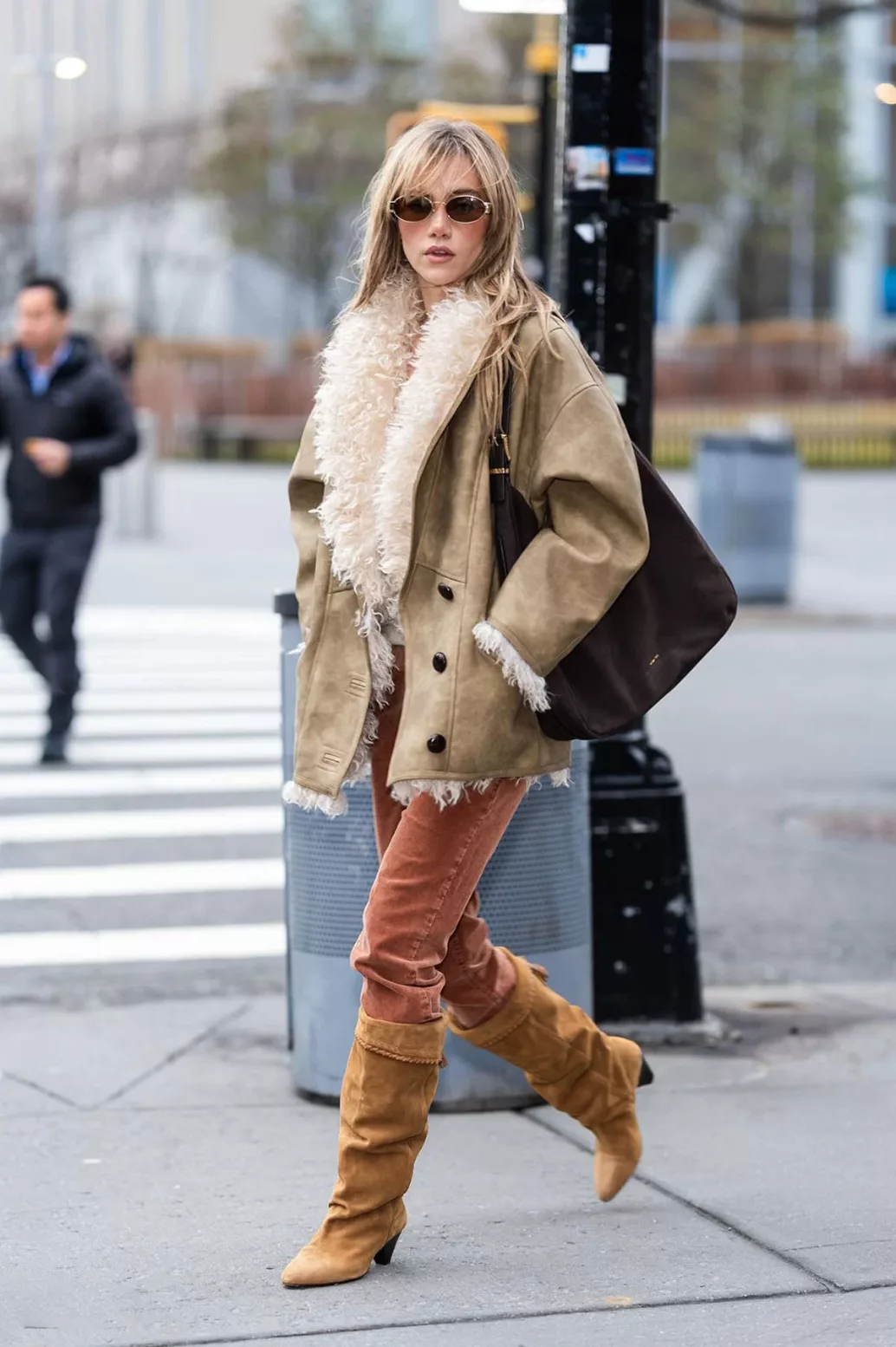 Corduroy Pants and Shearling Jacket with Suede Boots Corduroy Pants and Shearling Jacket with Suede Boots — Suede Boots Outfits