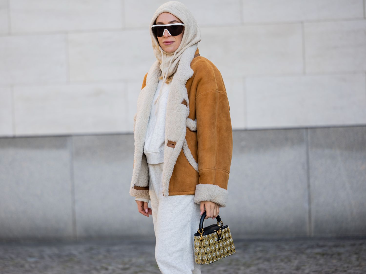 Cozy Shearling Jacket Over Hoodie and Sweatpants Cozy Shearling Jacket Over Hoodie and Sweatpants — Apres Ski Outfits