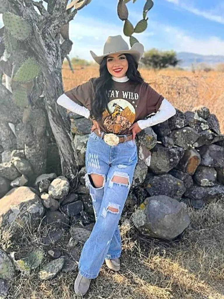 Denim Jacket and Graphic Tee for a Country Concert Vibe Denim Jacket and Graphic Tee for a Country Concert Vibe — Winter Concert Outfits