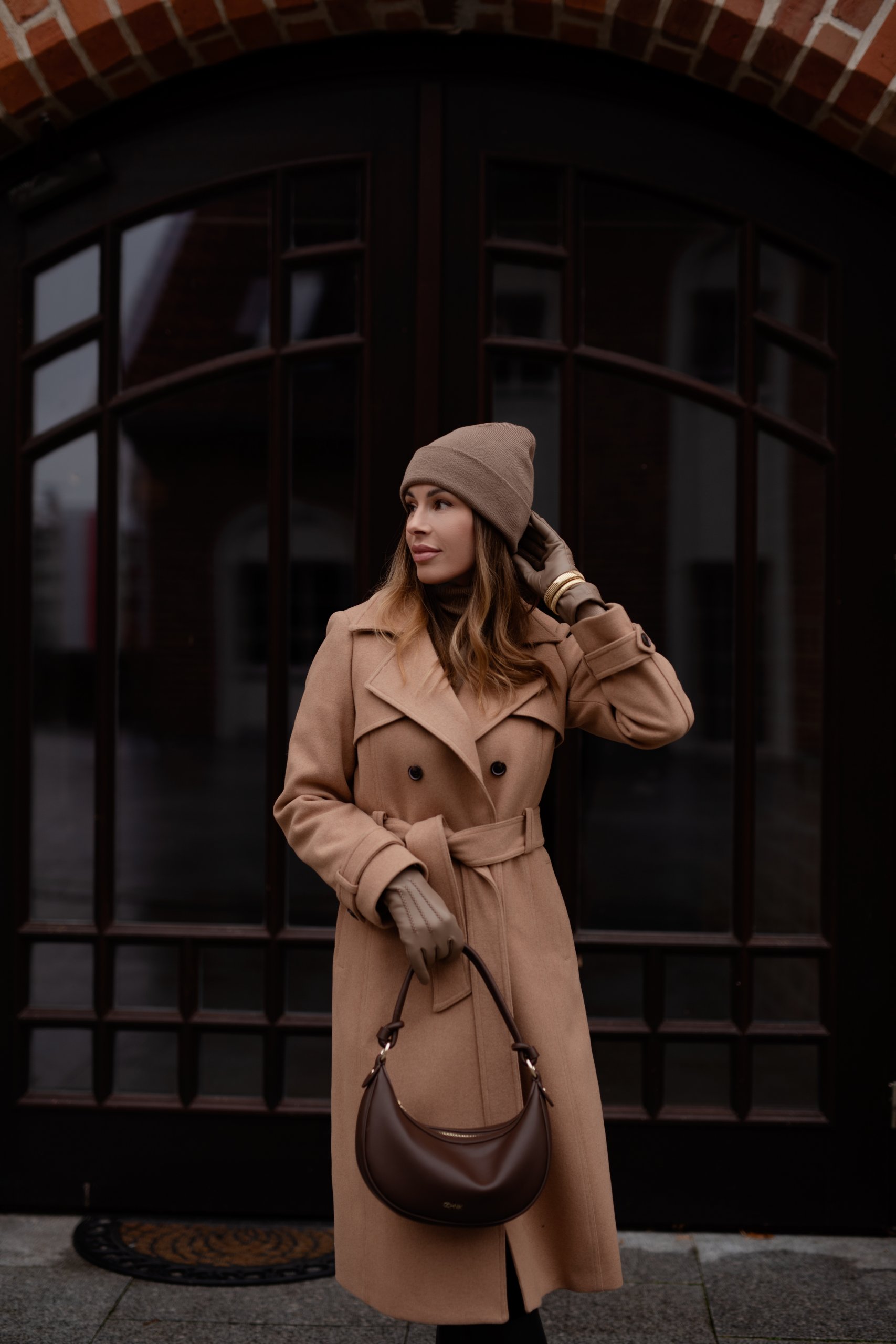 Classic Camel Trench Coat with Brown Accessories Classic Camel Trench Coat with Brown Accessories — Peacoat Outfits