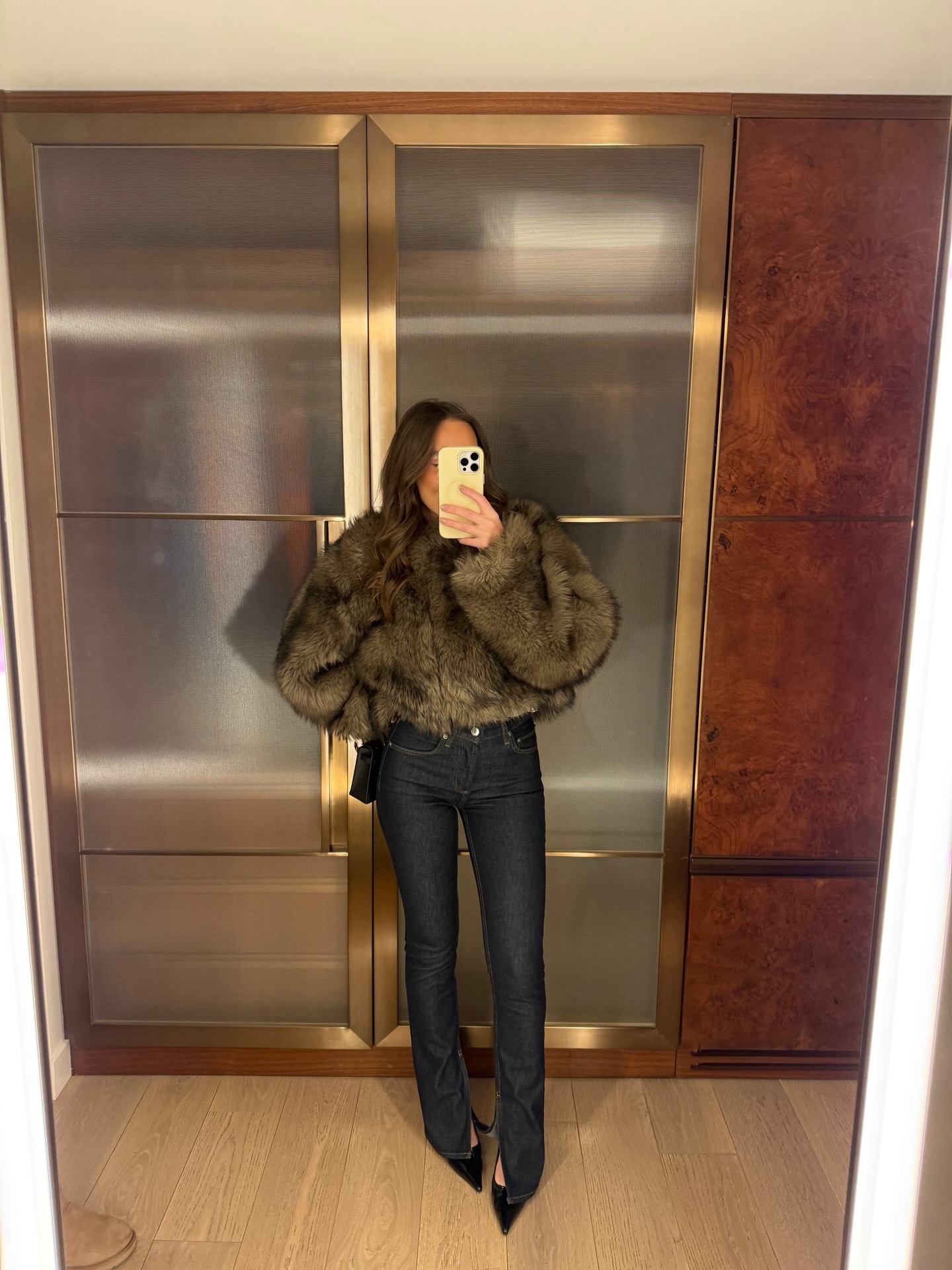 Faux Fur Jacket with Split-Hem Jeans for a Glamorous Dinner Faux Fur Jacket with Split-Hem Jeans for a Glamorous Dinner — Winter Dinner Outfits
