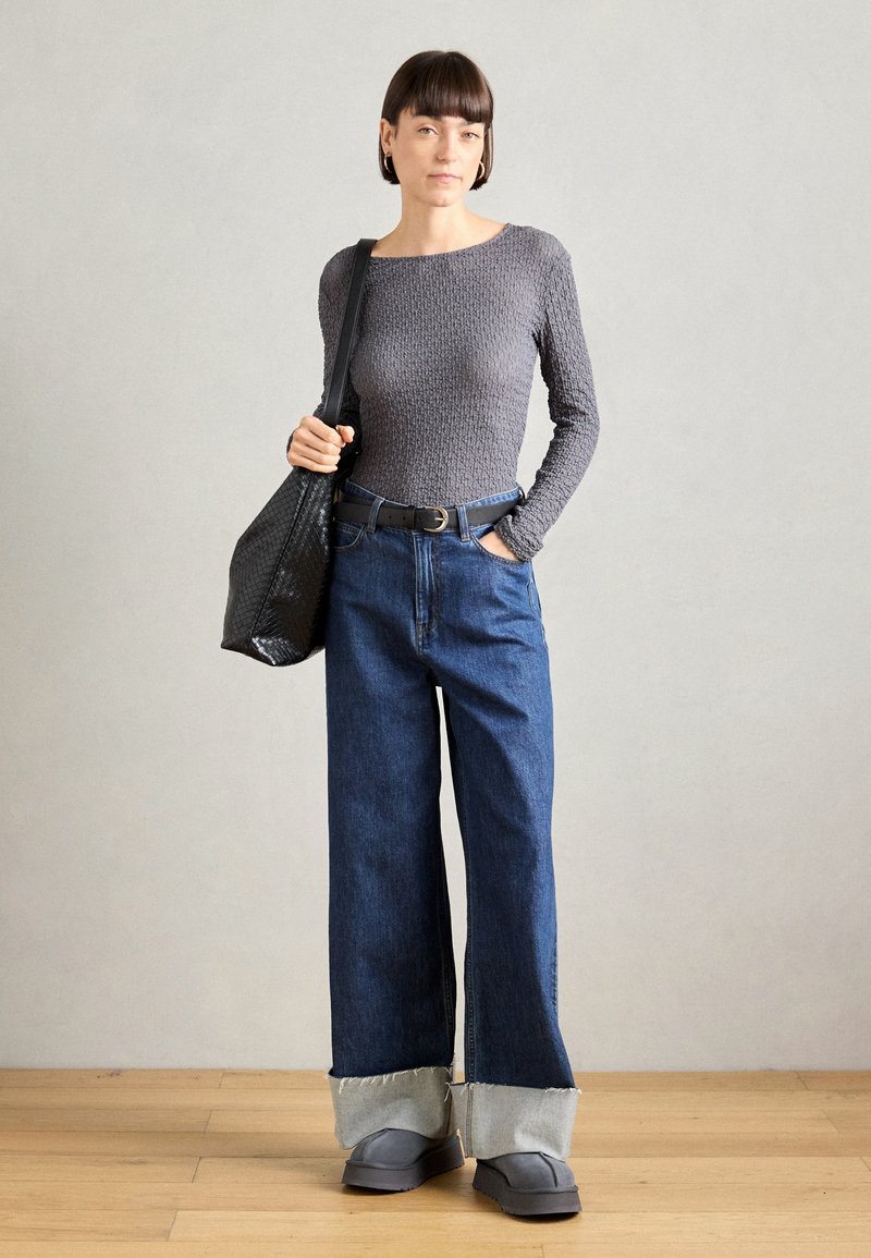 Wide-Leg Denim and Platform Uggs for a Balanced Silhouette Wide-Leg Denim and Platform Uggs for a Balanced Silhouette — Ugg Slippers Outfits