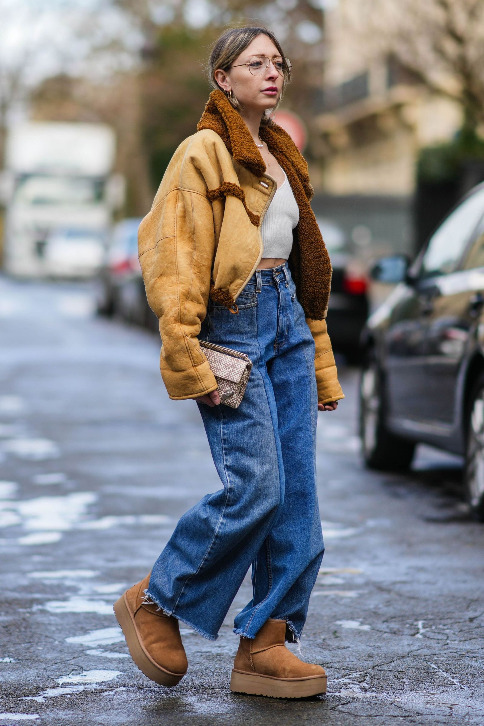 Tan Suede Jacket and Wide-Leg Jeans with Platform Uggs Tan Suede Jacket and Wide-Leg Jeans with Platform Uggs — Ugg Boots Outfits