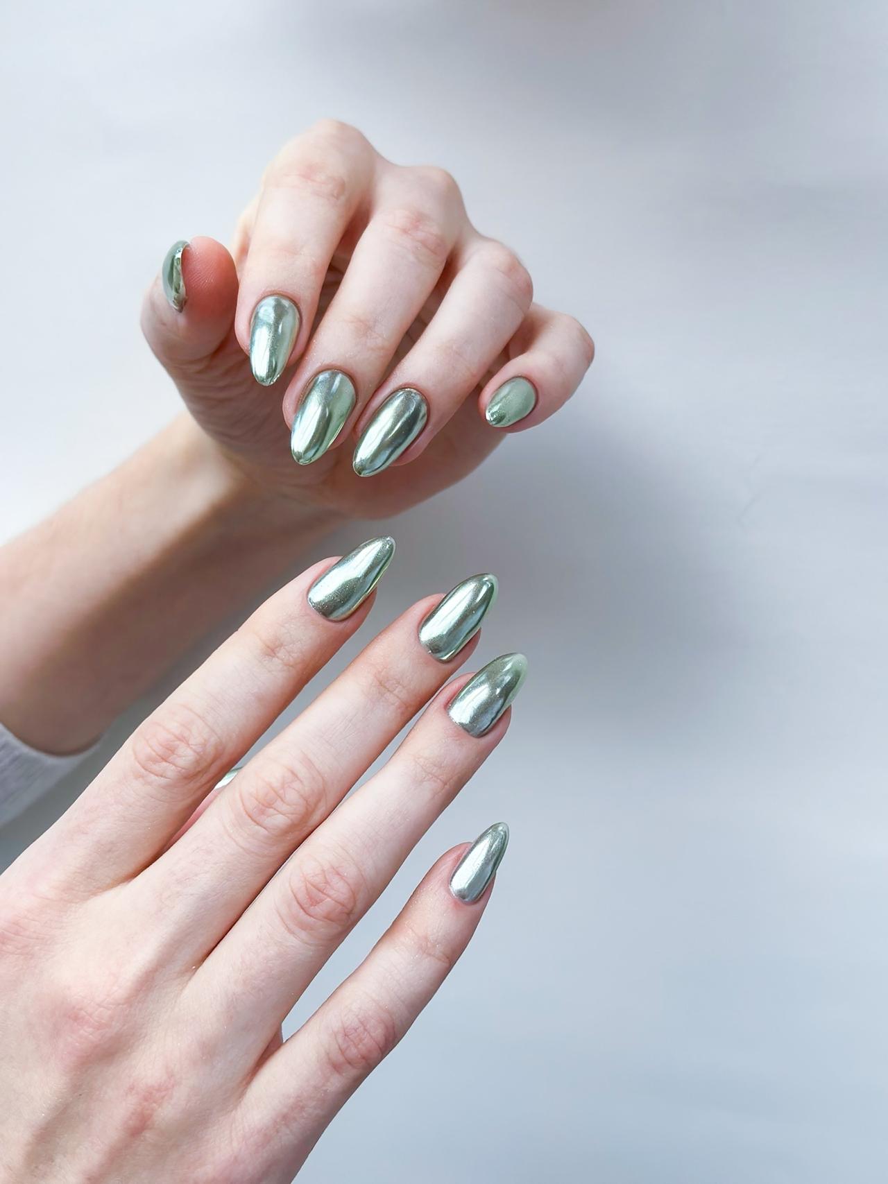 Gold Glitter Gradient Medium Almond Nails Gold Glitter Gradient Medium Almond Nails — Winter Formal Nails