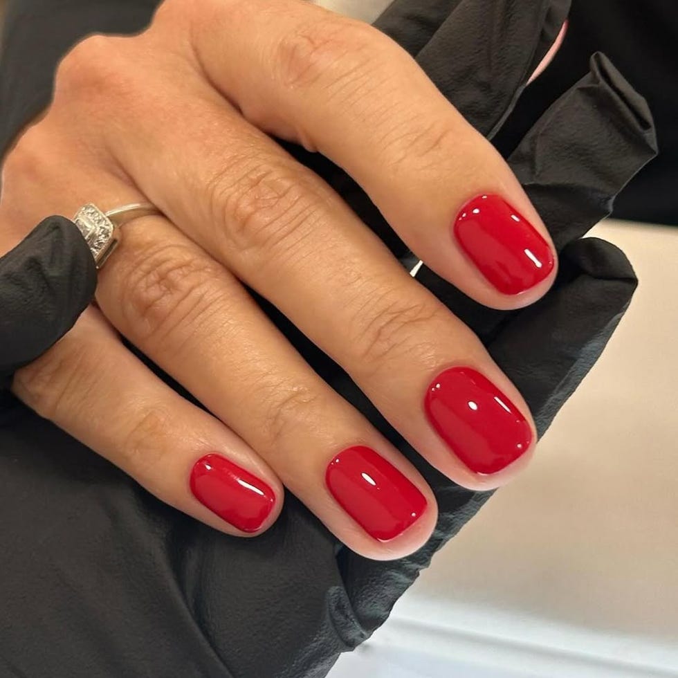 Así es la manicura roja limpia y elegante que es tendencia este otoño y va a completar los looks más estilosos de Navidad