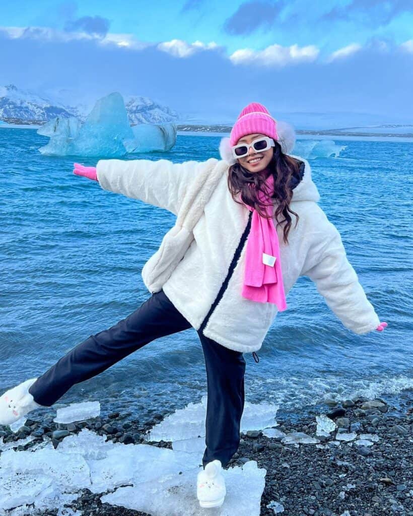 Oversized White Fluffy Jacket with Pink Accents for Casual Winter Style Oversized White Fluffy Jacket with Pink Accents for Casual Winter Style — Iceland Winter Outfits
