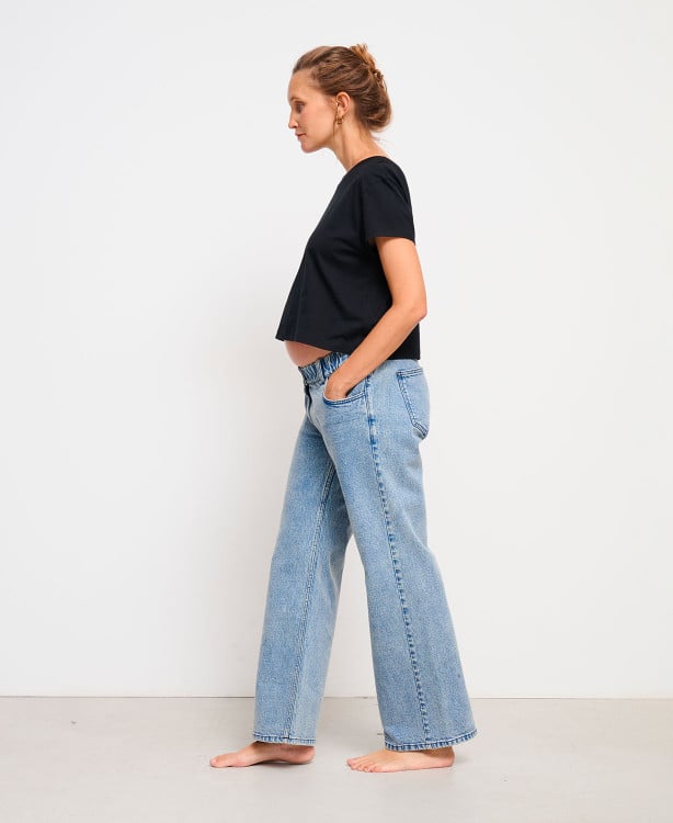 Black T-Shirt and Light Blue Wide-Leg Maternity Jeans Black T-Shirt and Light Blue Wide-Leg Maternity Jeans — Winter Maternity Outfits