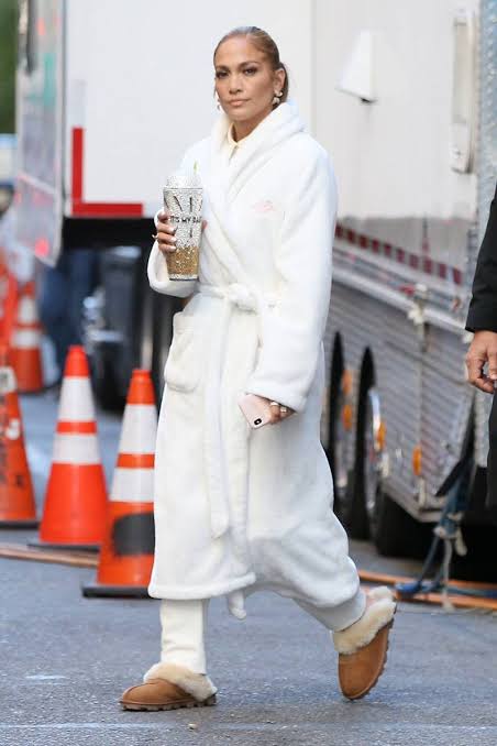 Loungewear Luxe: Ugg Slippers with a Cozy Fleece Robe Loungewear Luxe: Ugg Slippers with a Cozy Fleece Robe — Ugg Slippers Outfits