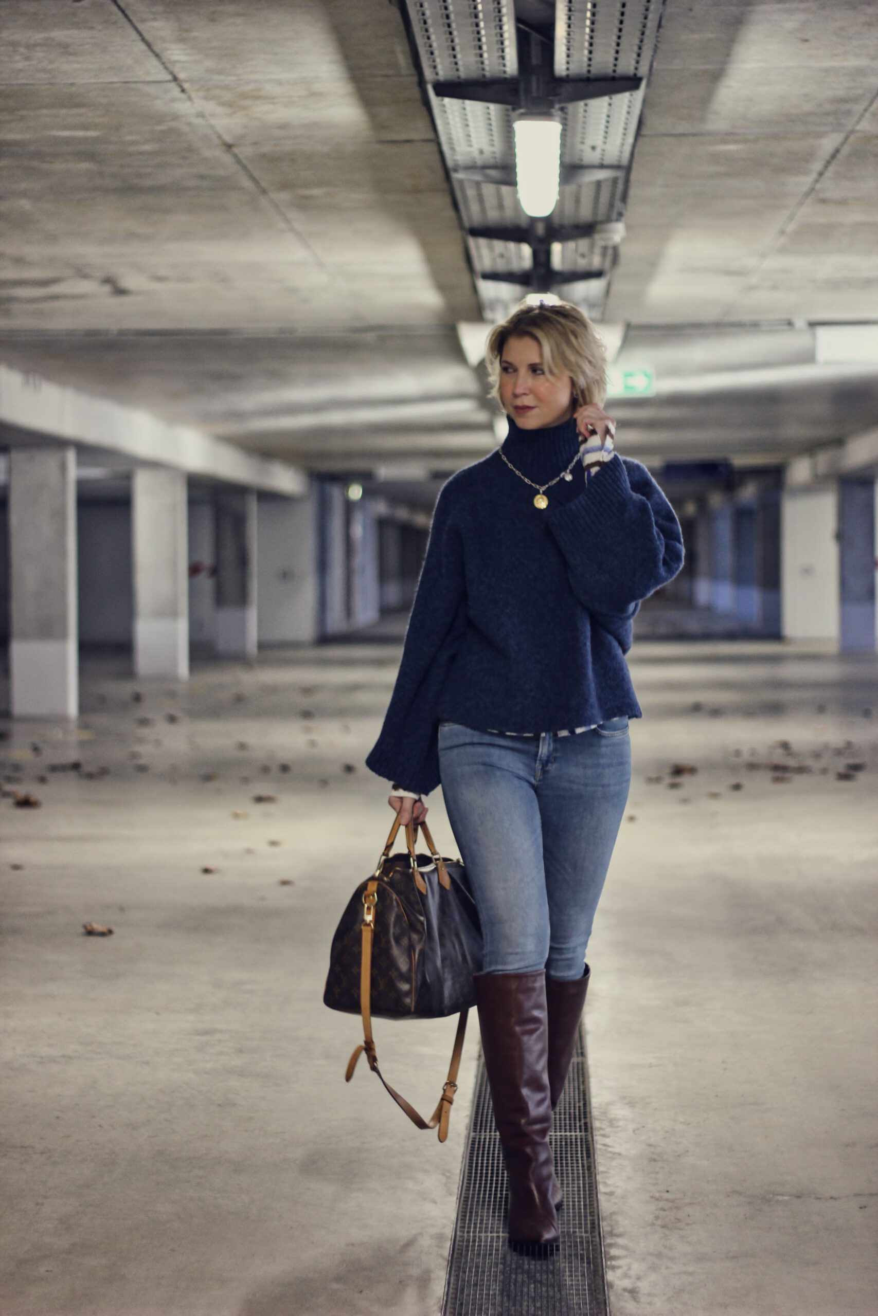 Casual Layers: Brown Boots with Jeans and Oversized Sweater Casual Layers: Brown Boots with Jeans and Oversized Sweater — Knee High Boots Outfits