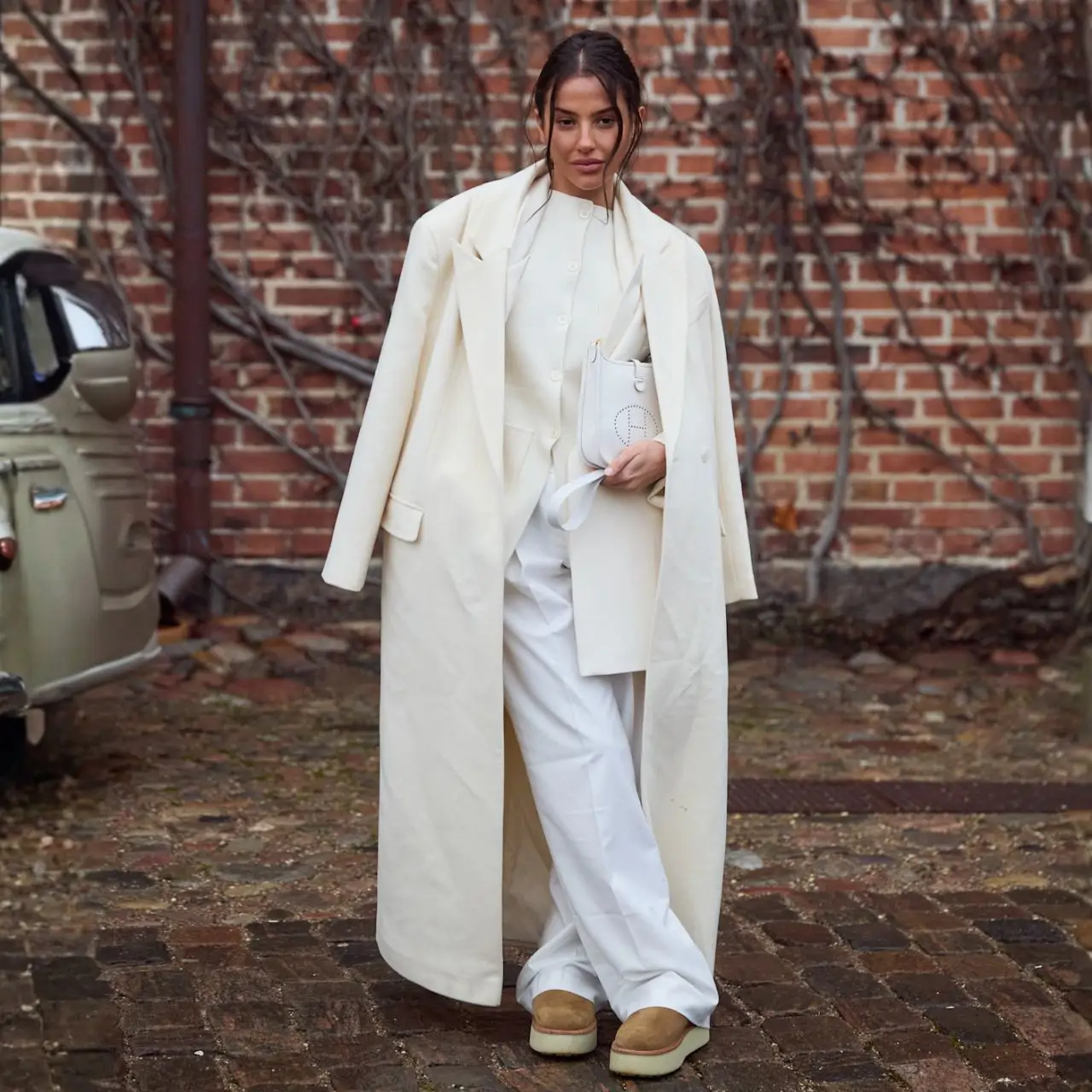 Monochromatic Cream Outfit with Platform Uggs and Oversized Coat Monochromatic Cream Outfit with Platform Uggs and Oversized Coat — Ugg Boots Outfits