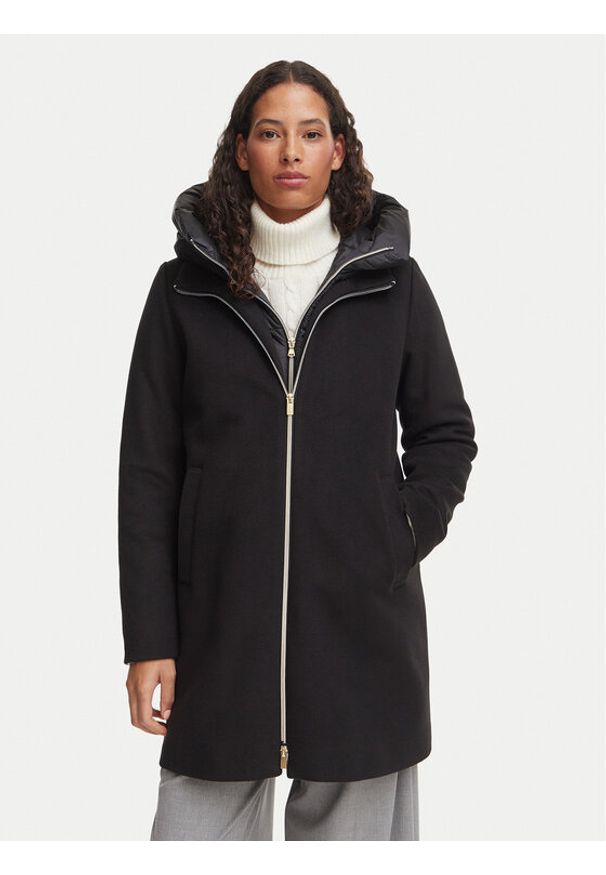 Sleek Black Hooded Coat with White Turtleneck Sleek Black Hooded Coat with White Turtleneck — Cold Weather Outfits