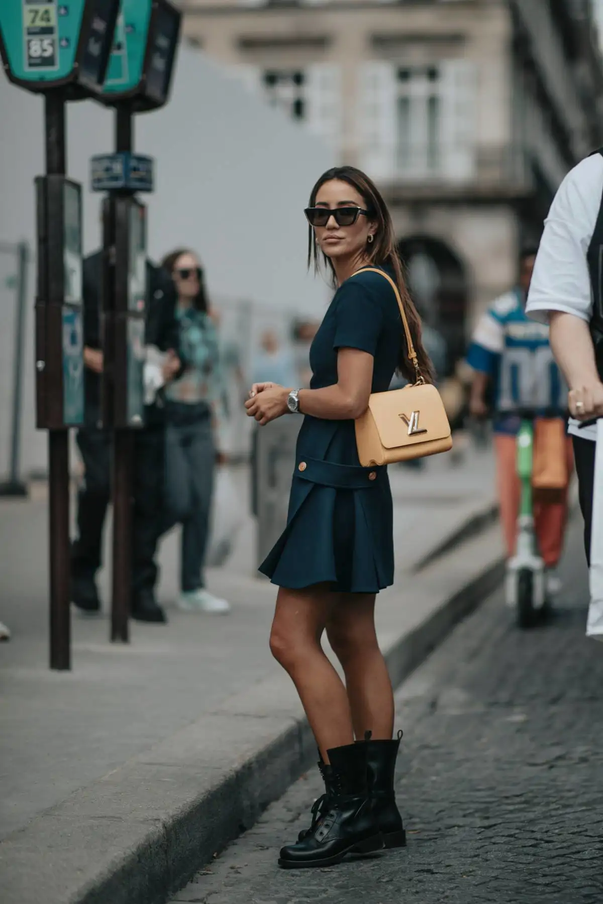 Fitted Dress and Yellow Bag with Combat Boots Fitted Dress and Yellow Bag with Combat Boots — Combat Boots Outfits