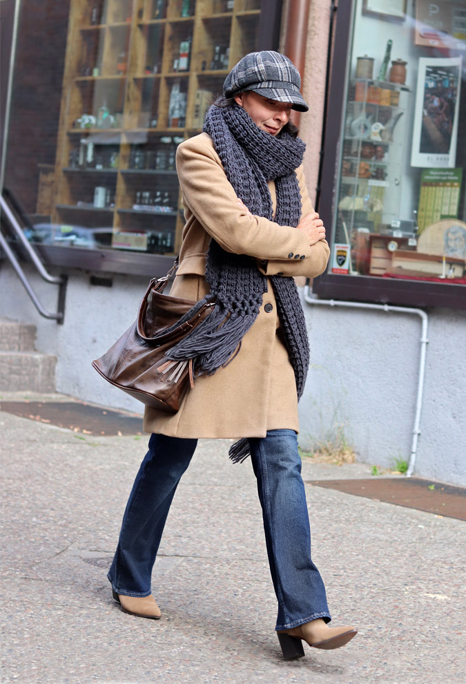 Camel Coat with Chunky Scarf and Plaid Cap Camel Coat with Chunky Scarf and Plaid Cap — Boho Winter Outfits