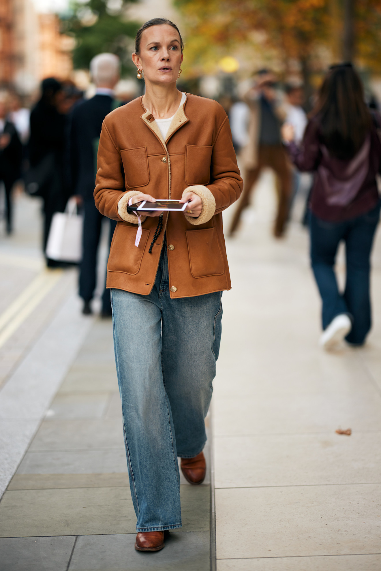 Shearling Jacket with Wide-Leg Jeans and Loafers Shearling Jacket with Wide-Leg Jeans and Loafers — London Winter Outfits