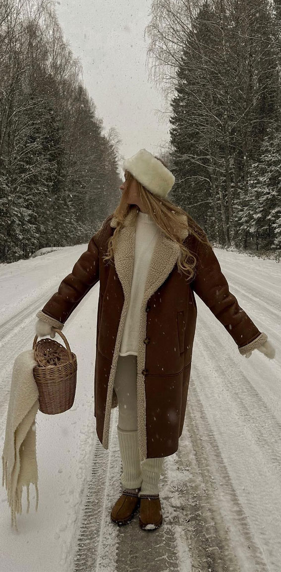 Shearling Coat and Knit Turtleneck for a Cozy Snowy Outing Shearling Coat and Knit Turtleneck for a Cozy Snowy Outing — Winter Outfits