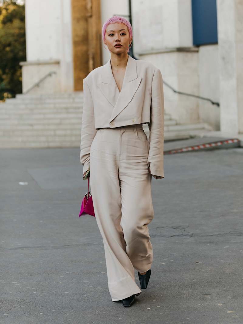 Beige Linen-Like Suit with Bright Fuchsia Handbag for Contrast — Casual Winter Outfits