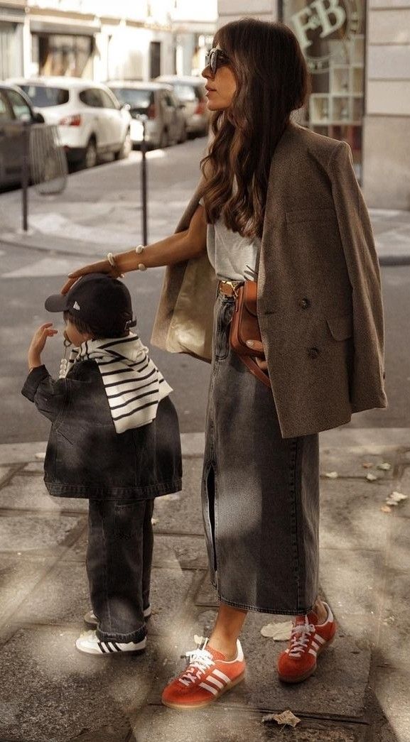 Outfit da mamma: 15 idee look da copiare per essere chic (e comode)
