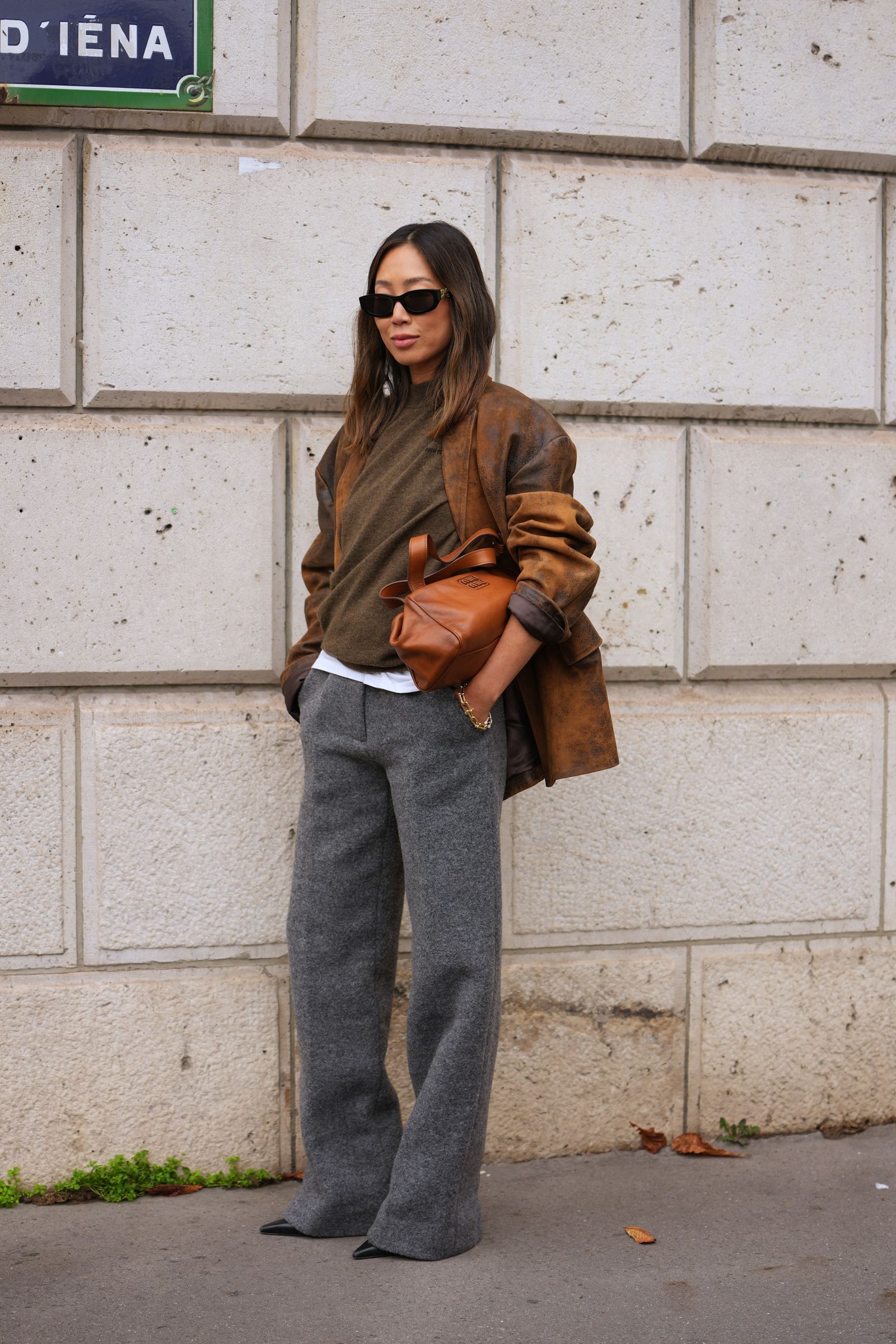 Plaid Flared Trousers with Cream Turtleneck for Comfortable Elegance Plaid Flared Trousers with Cream Turtleneck for Comfortable Elegance — Winter Work Outfits