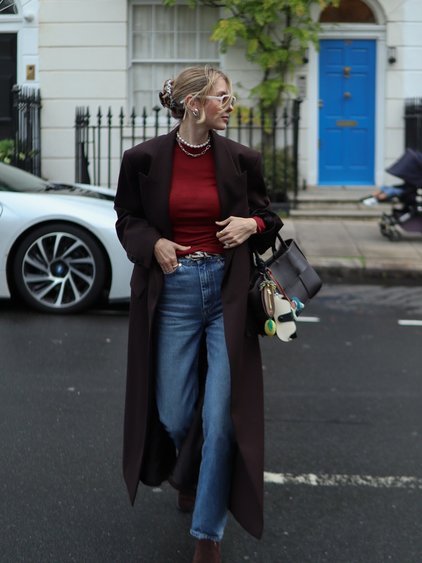 Oversized Dark Brown Coat Over Red Top and Jeans for Casual Work Oversized Dark Brown Coat Over Red Top and Jeans for Casual Work — Winter Work Outfits