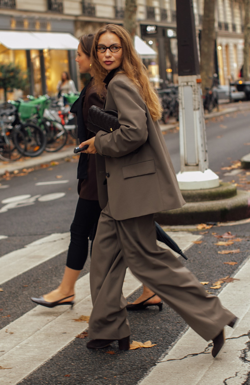 Taupe Oversized Blazer and Wide-Leg Trousers for Chic Office Style Taupe Oversized Blazer and Wide-Leg Trousers for Chic Office Style — Winter Work Outfits