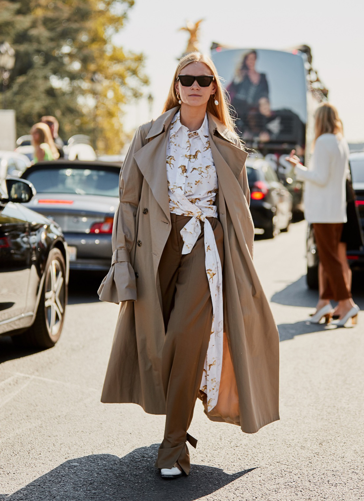Beige Trench Coat with Horse Print Shirt for a Playful Work Ensemble Beige Trench Coat with Horse Print Shirt for a Playful Work Ensemble — Winter Work Outfits