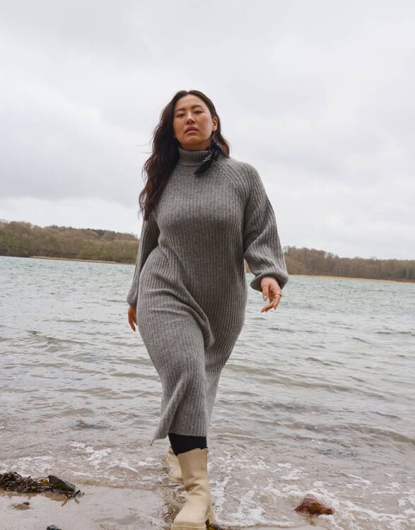 Casual Grey Ribbed Knit Midi Dress with Black Tights Casual Grey Ribbed Knit Midi Dress with Black Tights — Winter Outfits for Plus Size Women