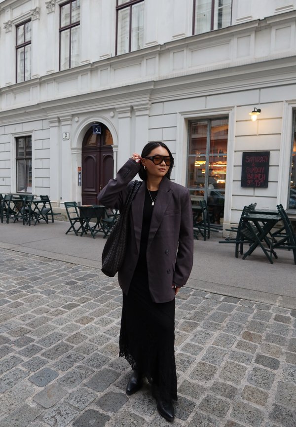 Oversized Blazer with a Slip Dress for a Chic Brunch Look Oversized Blazer with a Slip Dress for a Chic Brunch Look — Winter Brunch Outfits