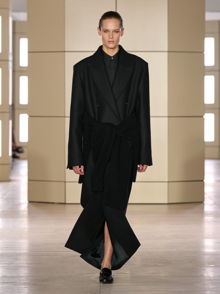 Monochromatic Black Ensemble with an Oversized Wool Coat Monochromatic Black Ensemble with an Oversized Wool Coat — Winter Brunch Outfits