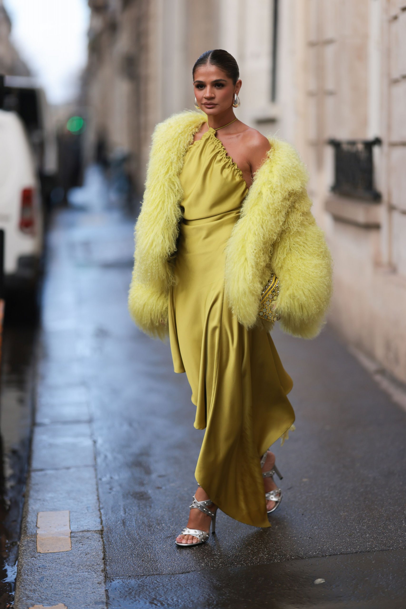 Vestidos de invitada de boda 2024: los colores que más veremos en los looks de primavera no pasan desapercibidos | Vogue España